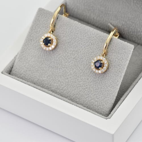 Zlaté visací náušnice se safíry a diamanty Macy