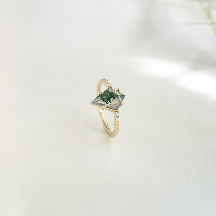 Unikátní zásnubní prsten s mechovým achátem a diamanty Vinka 144843