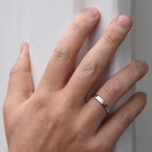 Zlaté tepané a škrábané snubní prsteny s enamelovým srdcem a diamantem Telanie