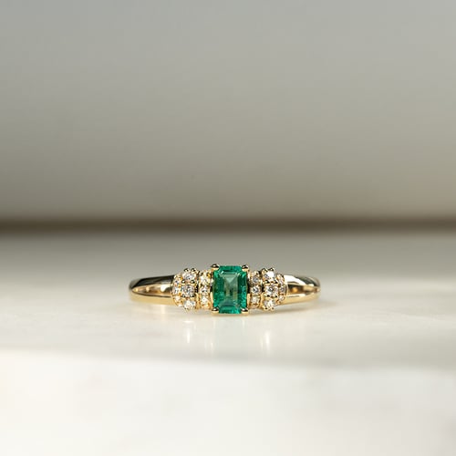 Zlatý prsten s emerald smaragdem a diamanty Mellan