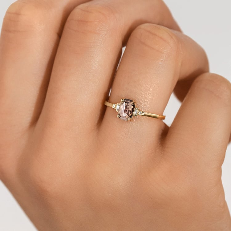 Prsten se salt and pepper diamantem a postranními diamanty Cilla 153145