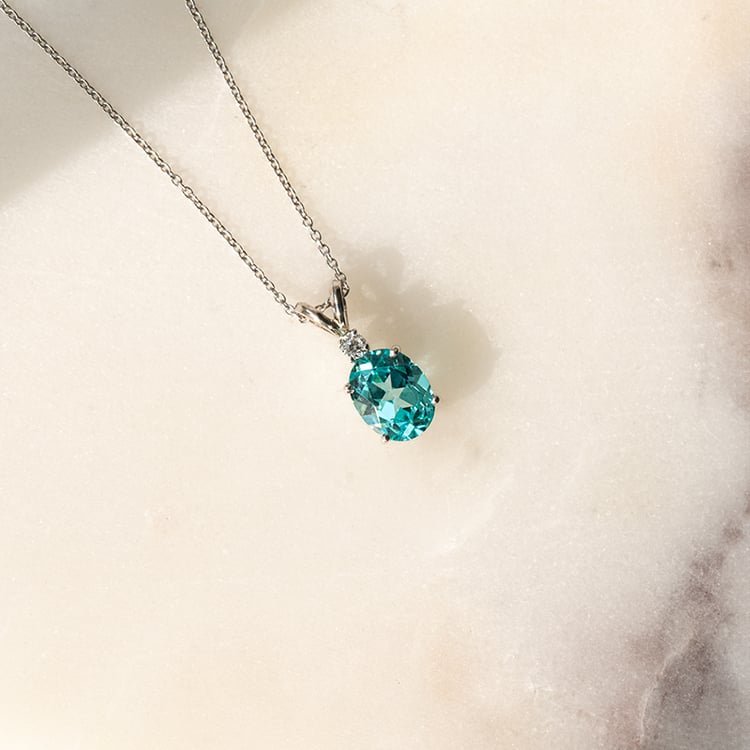 Zlatý přívěsek s oválným lab-grown paraiba turmalínem a diamantem Davi 136895