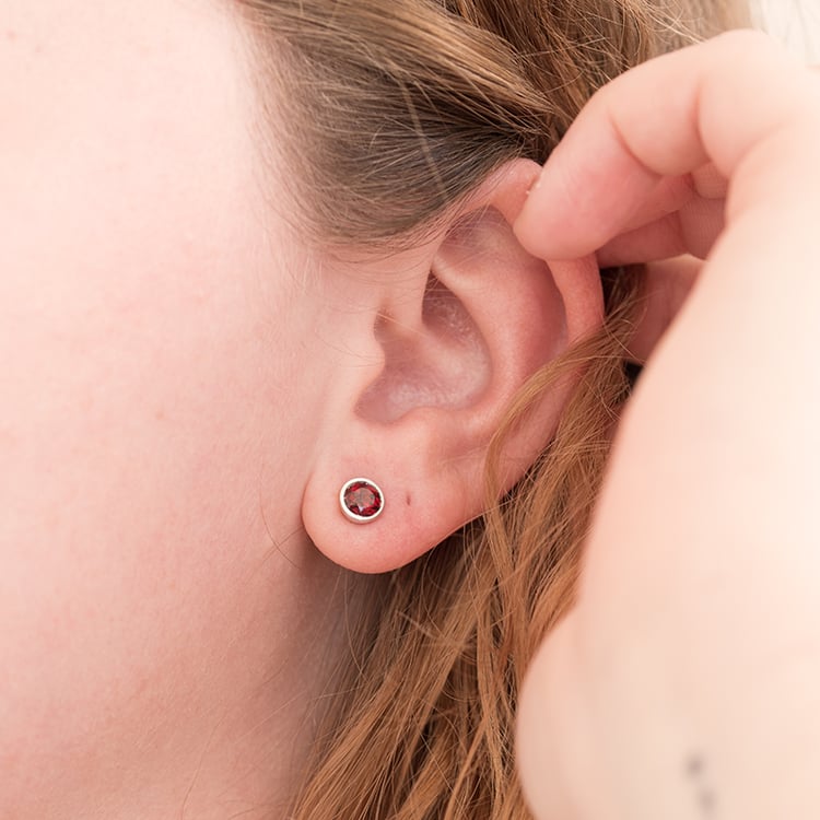 Bezel náušnice s granáty Wetty 129981