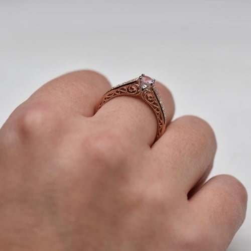 Zásnubní prsten ve stylu vintage s morganitem a diamanty Keran