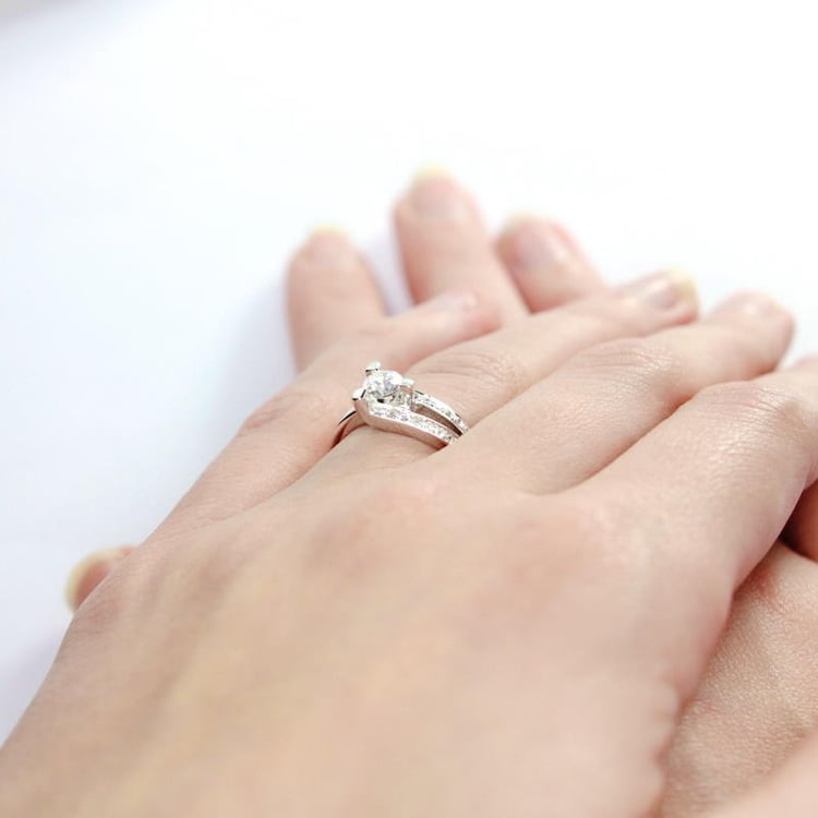 Zlatý zásnubní prsten s diamanty na ruce Grady 4989