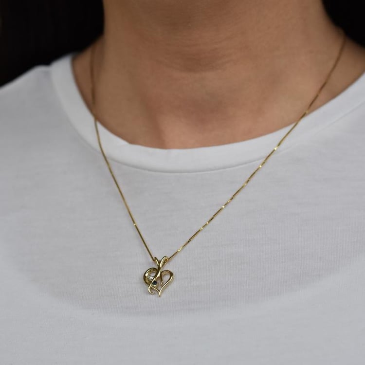 Stříbrný přívěsek ve tvaru srdce se safírem a diamantem Lynelle 103297