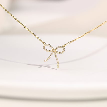 Mašlička v diamantovém náhrdelníku Jonina