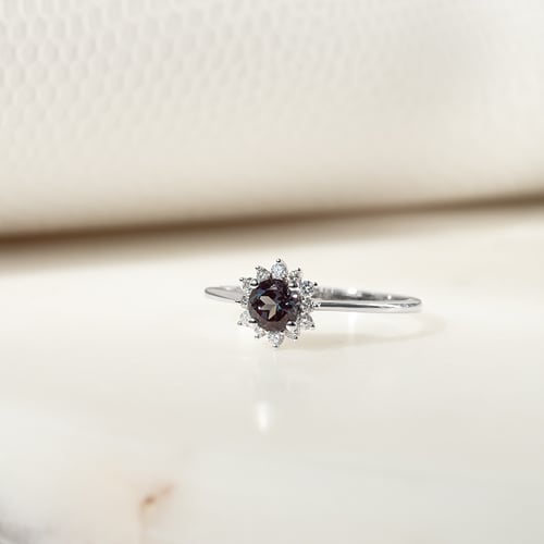 Zásnubní halo prsten s alexandritem a diamanty Condeh