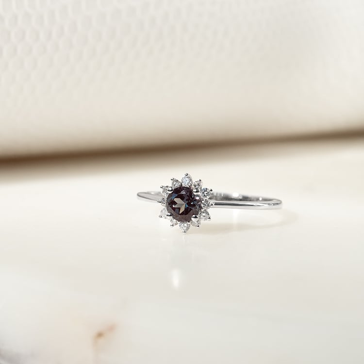 Zásnubní halo prsten s alexandritem a diamanty Condeh 134053