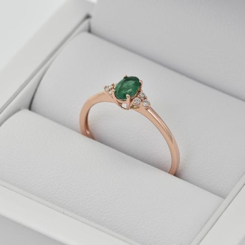 Zásnubní prsten se smaragdem a diamanty Sheldo