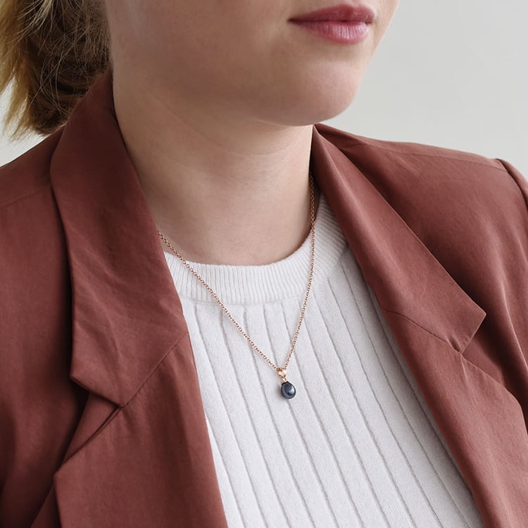 Pozlacený přívěsek s černou perlou 87957