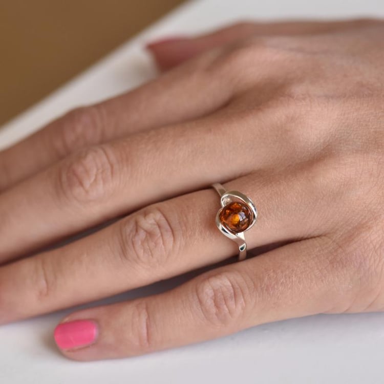 Stříbrný prsten s jantarem 11792