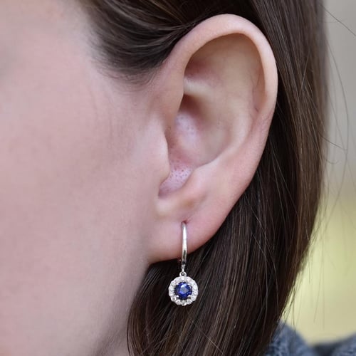 Zlaté visací náušnice se safíry a diamanty Macy