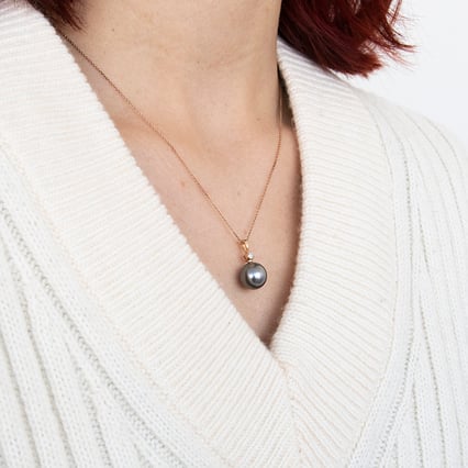 Přívěsek s velkou šedou perlou a diamantem Paridhi