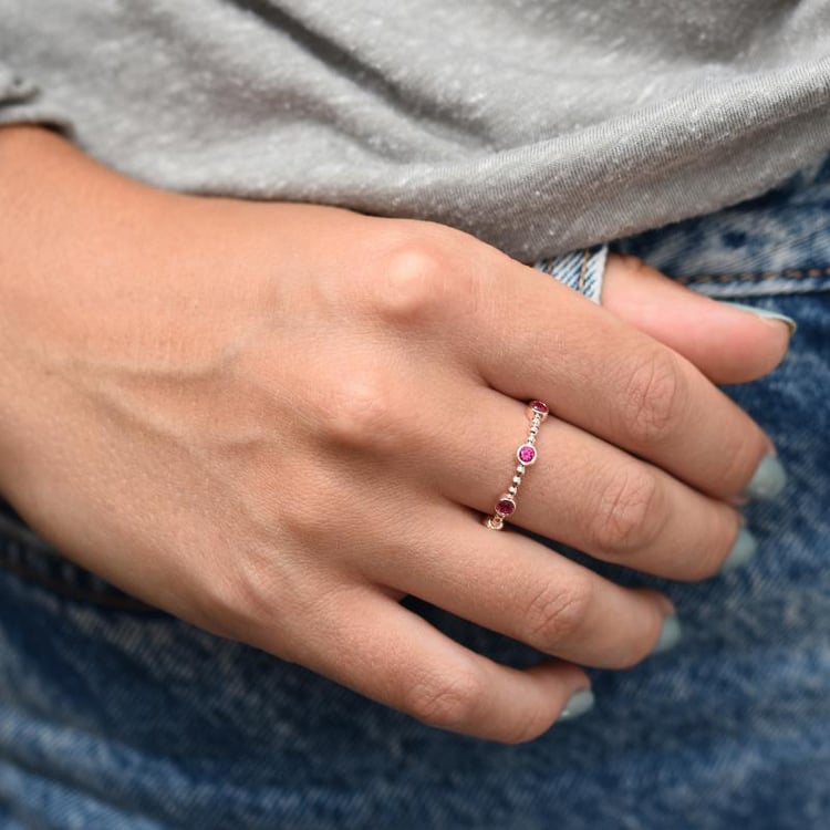 Stříbrný pozlacený eternity prsten s rubíny 47426