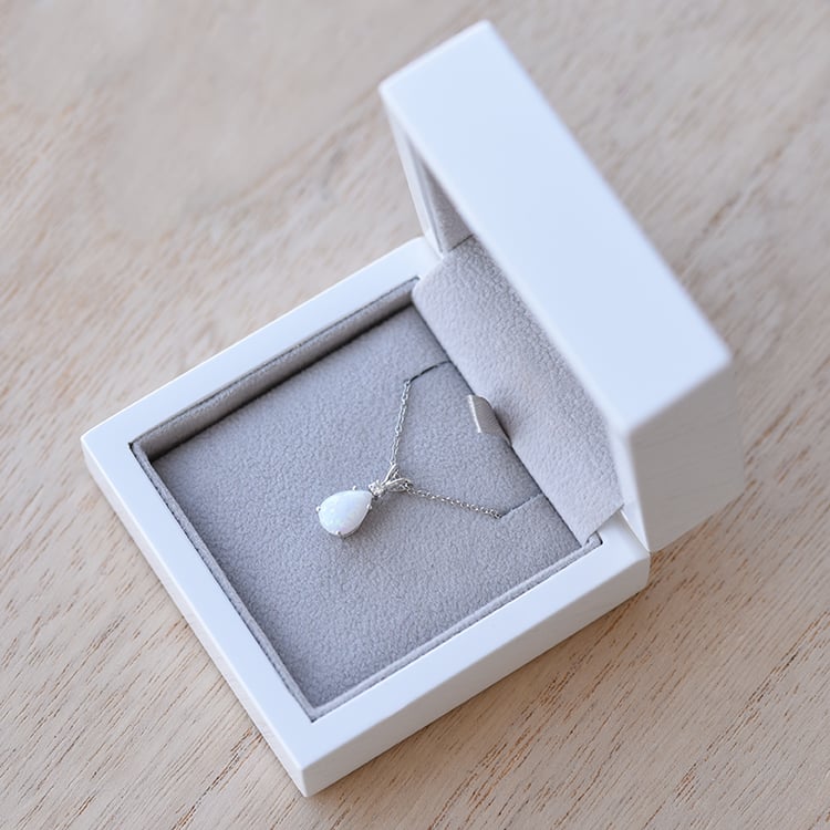 Zlatý přívěsek s bílým opálem 62210