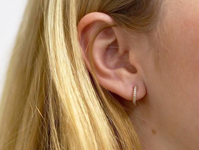 Stříbrné elegantní kruhové náušnice s lab-grown diamanty Gomati