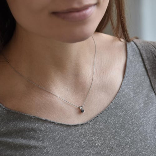Černý diamant v přívěsku Lalom