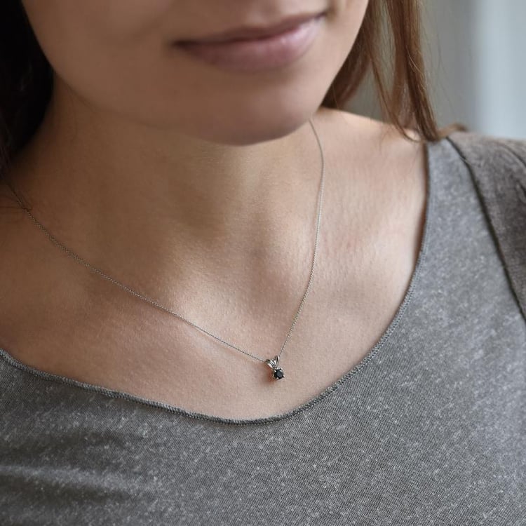 Černá diamant ve zlatém náhrdelníku 38118