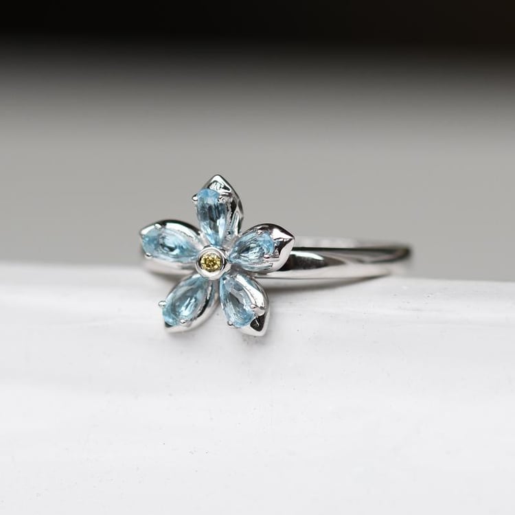 Zlatý zásnubní prsten s květinou z topazů a diamantu 48978