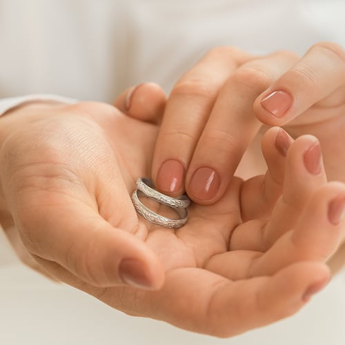 Romantické zlaté snubní prsteny s květinkami Montros