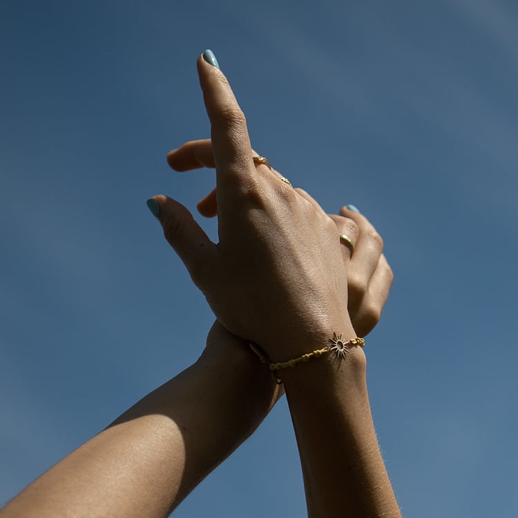 Stříbrný provázkový náramek se sluncem Sun 108811