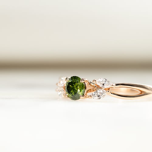 Zásnubní prsten se zeleným diamantem a marquise lab-grown diamanty Halym