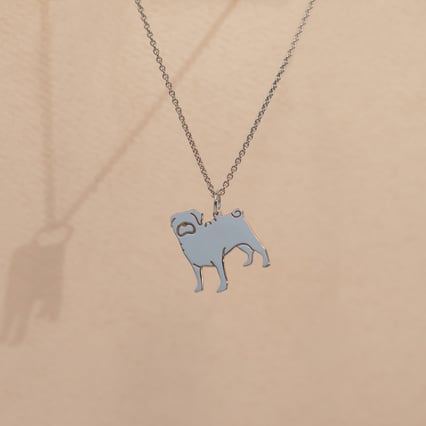 Stříbrný přívěsek ve tvaru psa s gravírem Pug