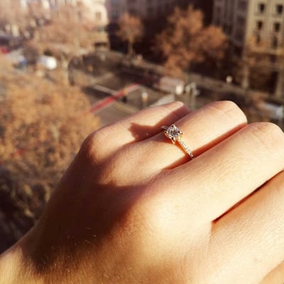 Zlatý zásnubní prsten s diamanty