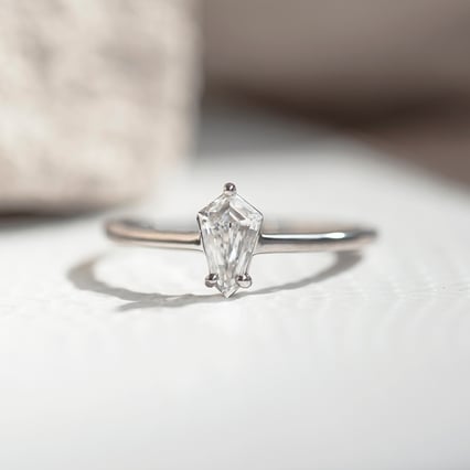 Zásnubní prsten s shield lab-grown diamantem Greta