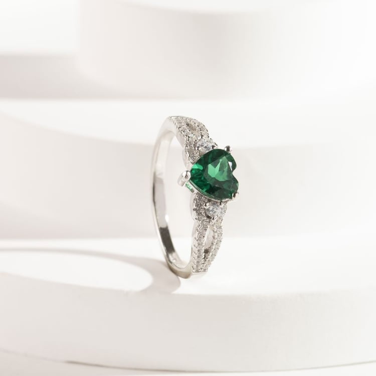 Stříbrný prsten se smaragdovým srdcem a zirkony Toria 163304