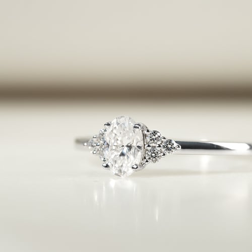 Zásnubní prsten s moissanitem a lab-grown diamanty Sheldo