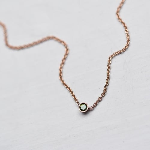 Minimalistický náhrdelník se zeleným diamantem Glosie