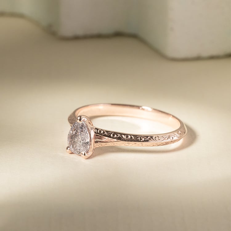 Ručně rytý prsten s pear salt and pepper diamantem Vivia 120112