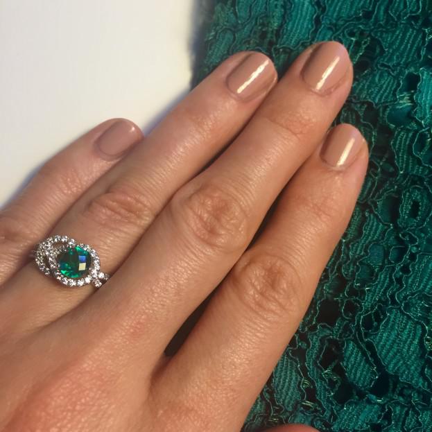 Prsten se smaragdem a zirkony 8299