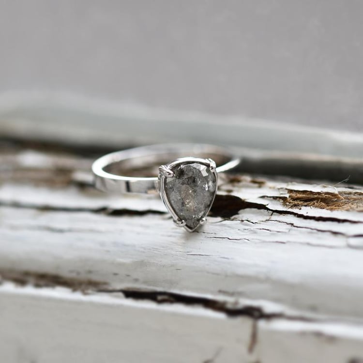 Prsten s pear diamantem 38066