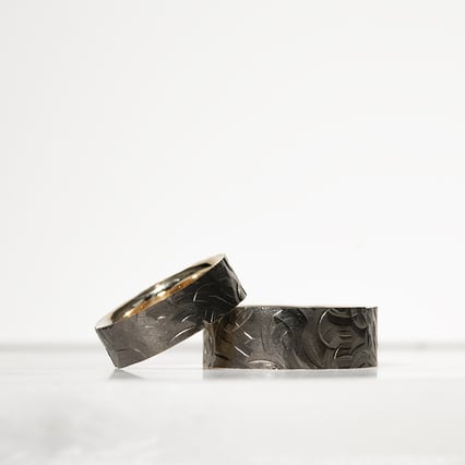 Zlaté snubní prsteny s reliéfním povrchem a černým rutheniem Jamone