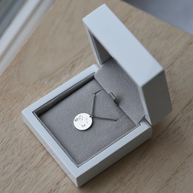 Stříbrný přívěsek princ s gravírem 52131