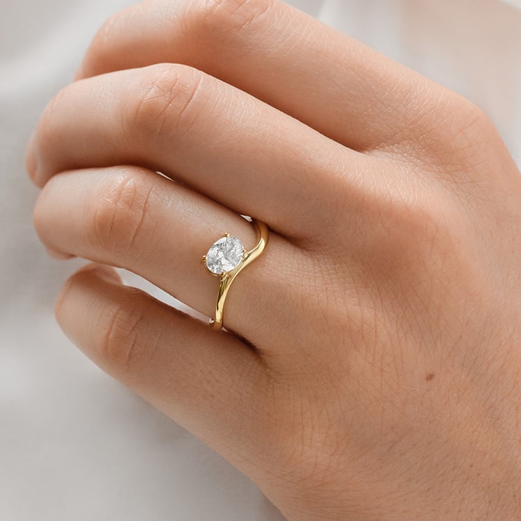 Zásnubní prsten s oválným lab-grown diamantem 154814