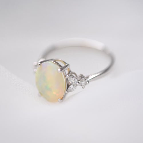 Zlatý prsten s oválným opálem a diamanty Melisa