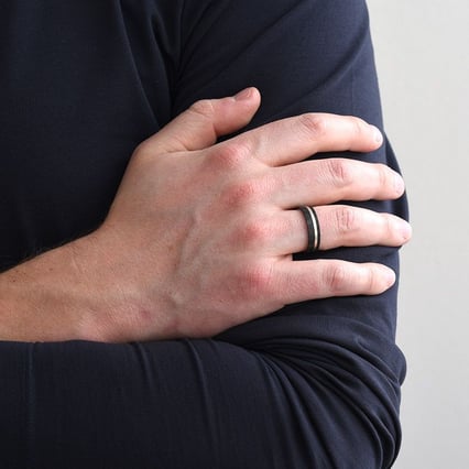 Plochý snubní prsten z karbonu a stříbra Shagei