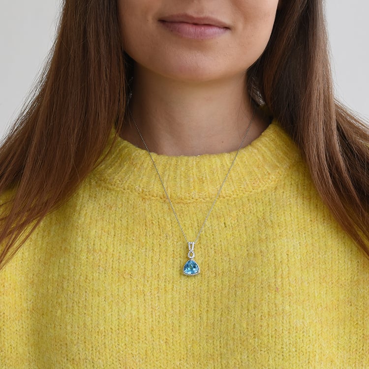 Jiskřivý přívěsek z bílého zlata se švýcarským topazem a vytvořenými diamanty 61345