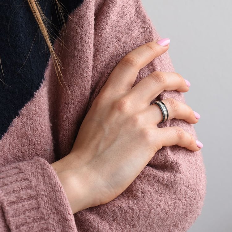 Plochý snubní prsten z karbonu a stříbra se zirkony Moserah 165618