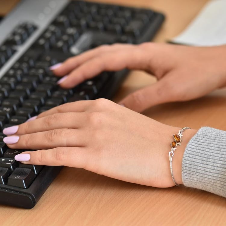 Náramek ze stříbra s delfínky 30610