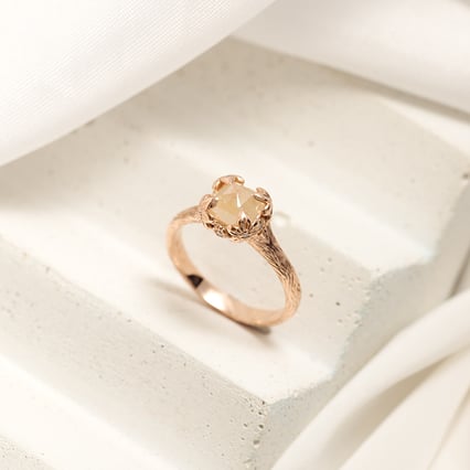 Zlatý prsten se salt and pepper diamantem a ručně rytými květinami Flower