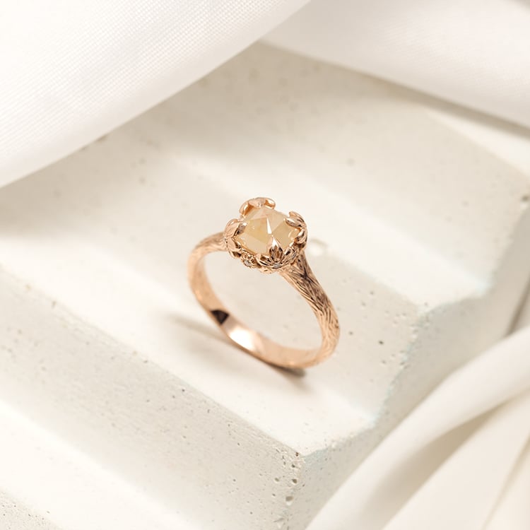 Zlatý prsten se salt and pepper diamantem a ručně rytými květinami Flower 124604