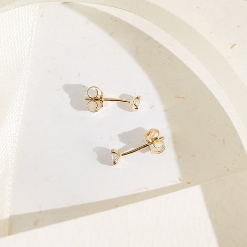 Minimalistické zlaté peckové náušnice s emerald lab-grown diamantem Agata