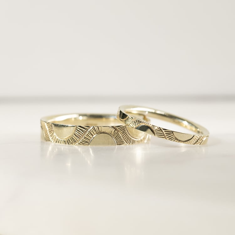 Snubní prsteny s ruční rytinou slunce Villa 136482