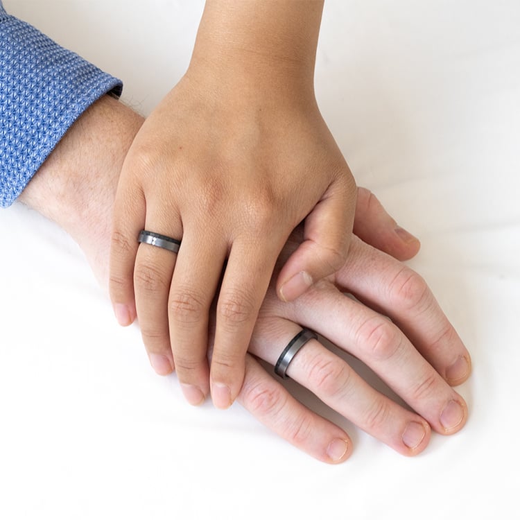 Tantalový snubní prsten s karbonem a diamanty Brett 141131