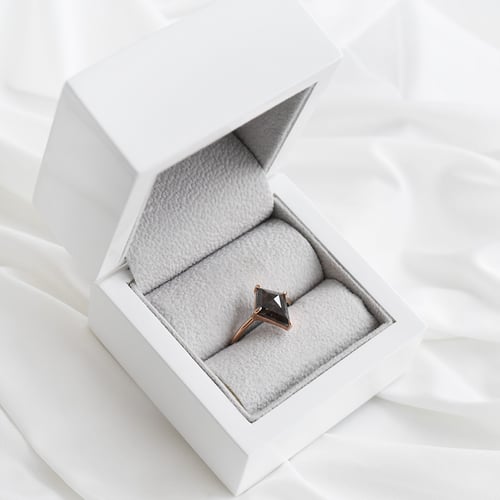 Minimalistický prsten se salt and pepper diamantem Iban
